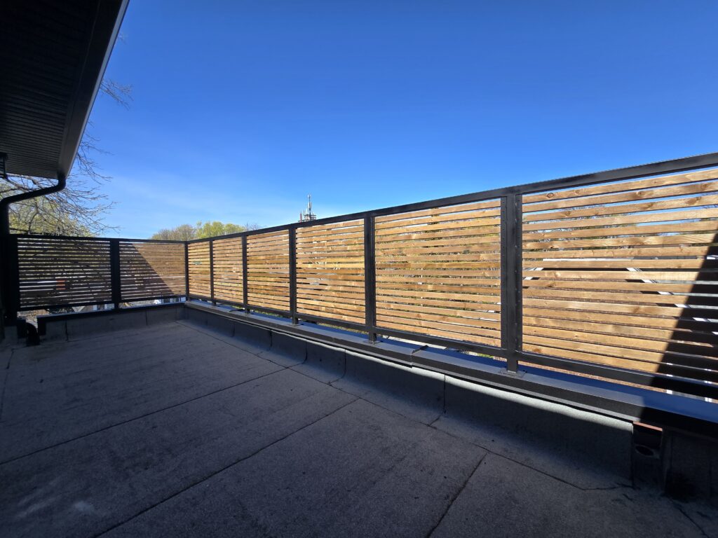 Balcony privacy screens