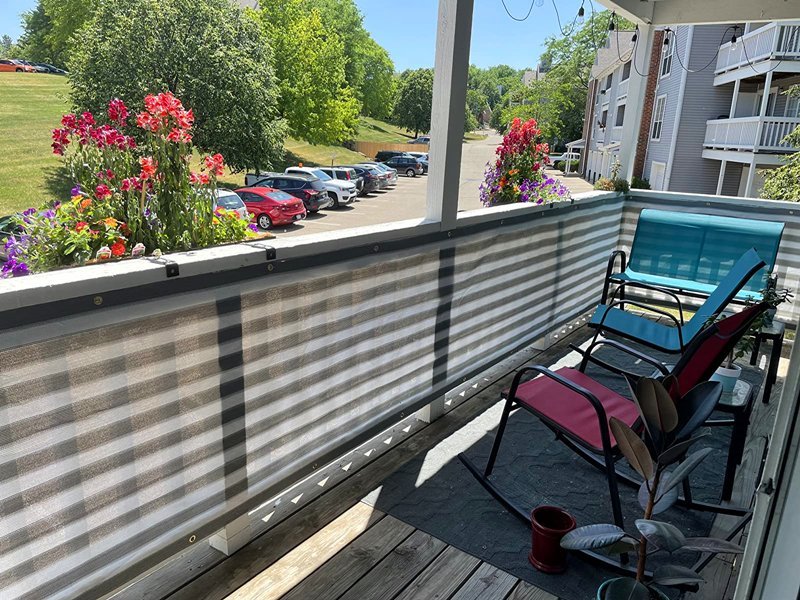 Balcony privacy screens